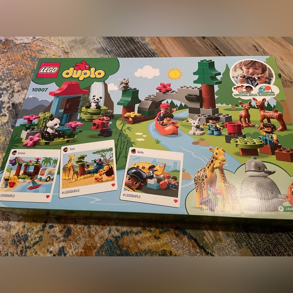 LEGO DUPLO Town World Animals 10907 Exclusive Building Bricks (121 Pieces)